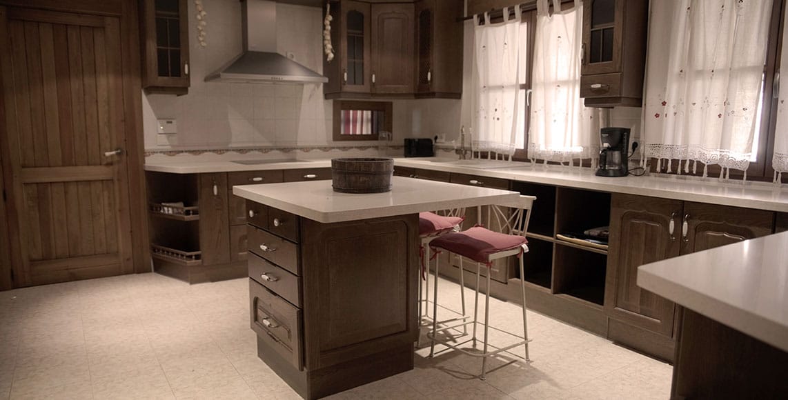 Cocina equipada de casa rural de alquiler íntegro en Salamanca preparada para grupos