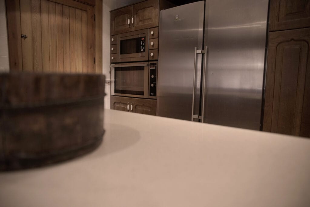 Cocina equipada con electrodomésticos completos en casa rural exclusiva cerca de Salamanca