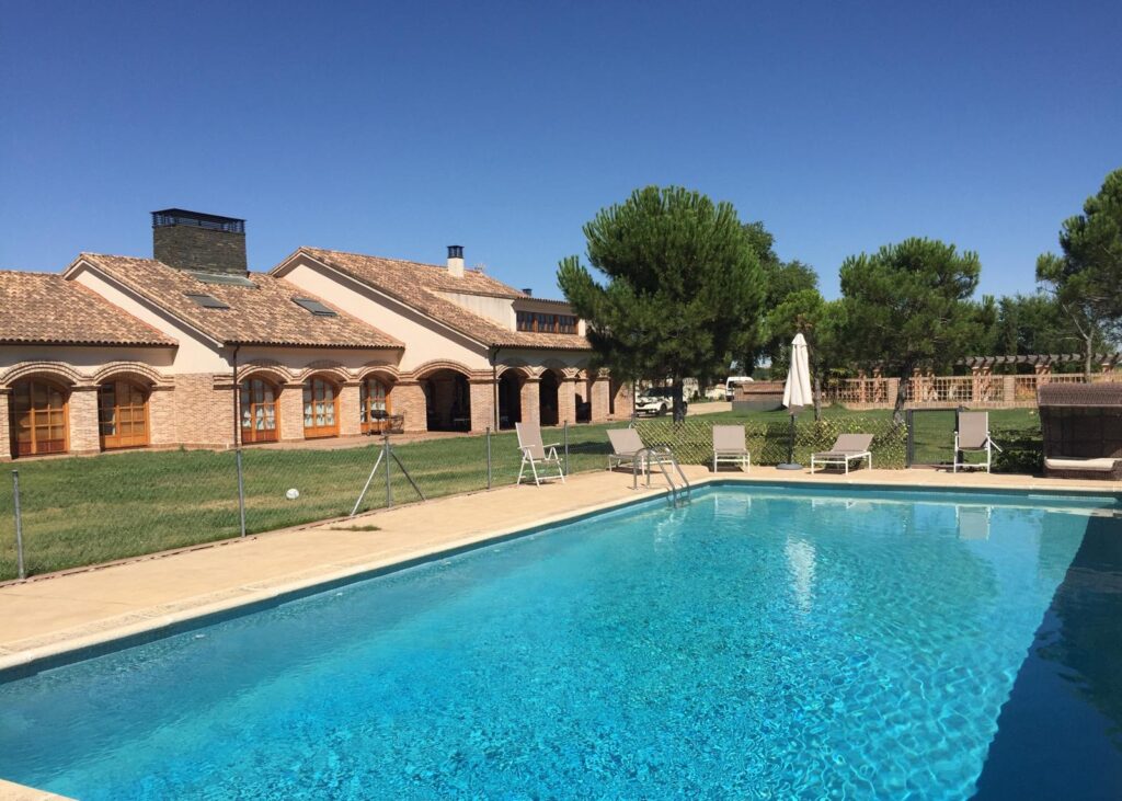 Piscina privada de casa rural exclusiva en Salamanca ideal para grupos y celebraciones